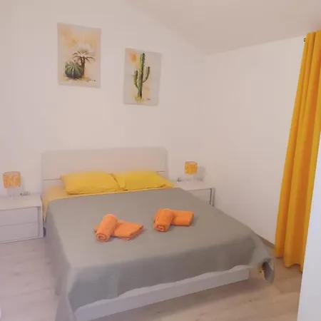 Apartment Roza *